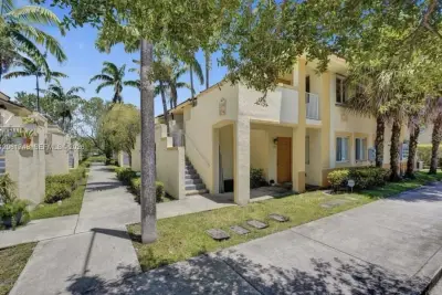6235 SW 47th Manor #204, Davie: photo 1 of 24