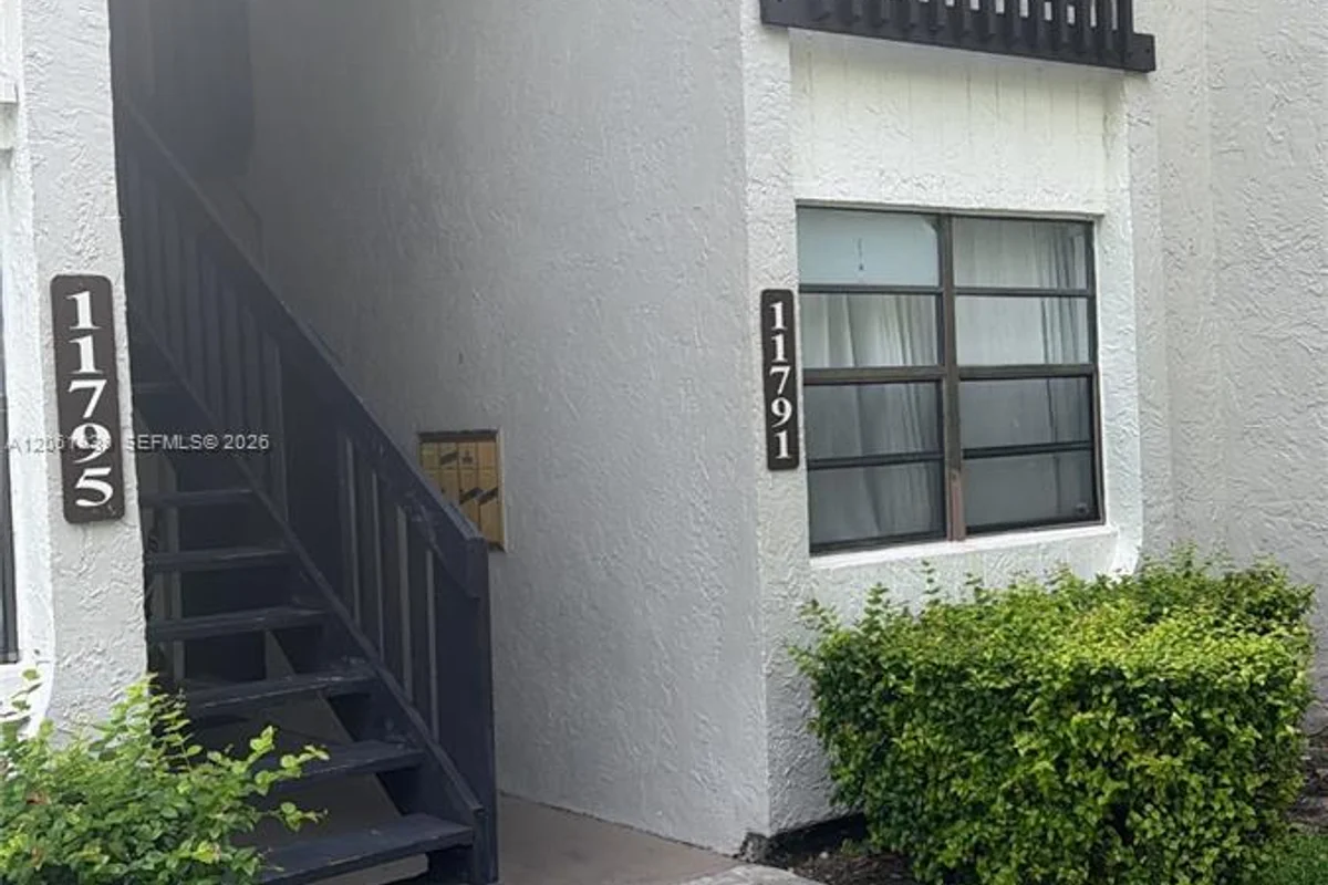 Condo in Coral Springs: photo 1 of 13