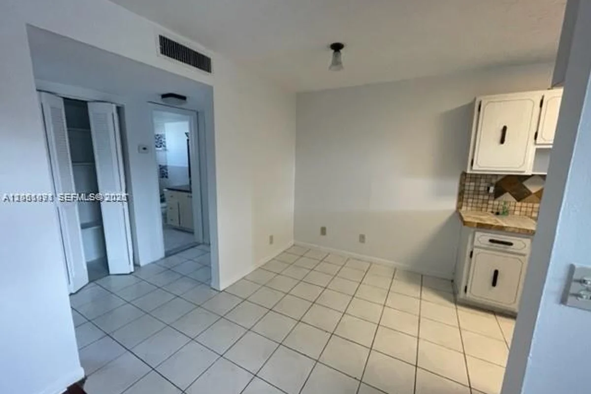 30 SE 4th Ave #214, Hallandale Beach: photo 1 of 8