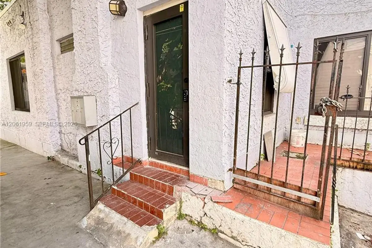125 SW 19th Ave #2, Miami: photo 1 of 8