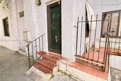 125 SW 19th Ave #2, Miami: photo 1 of 8