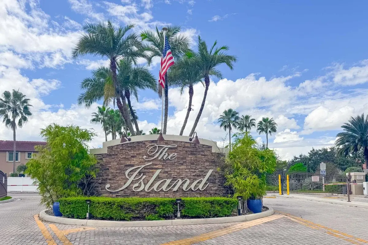 775 NW 165th Ave, Pembroke Pines: photo 1 of 53
