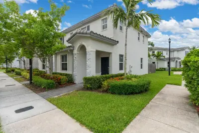 2660 SE 15th St, Homestead: photo 1 of 26