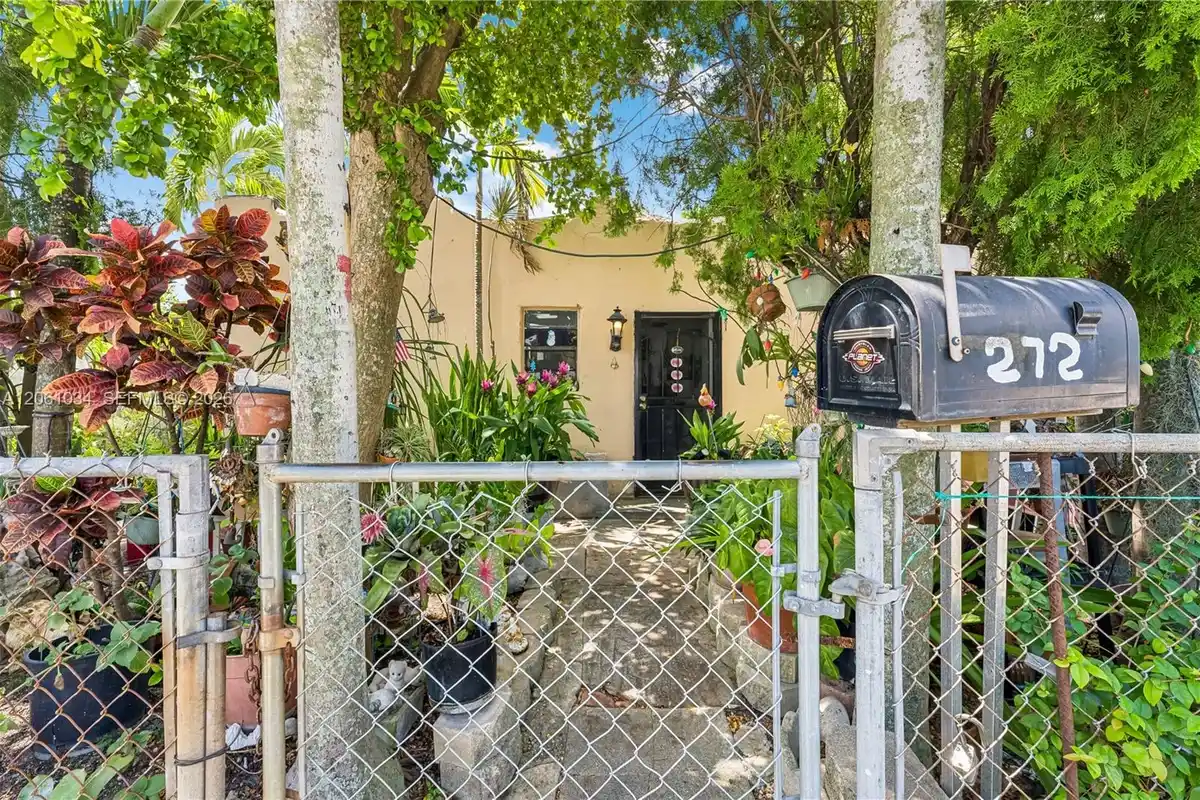 272 NW 37th St, Miami: photo 1 of 9