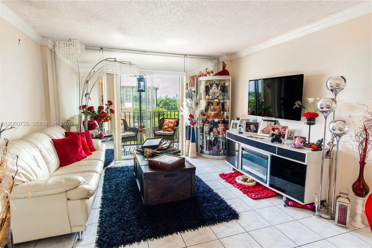 4717 NW 7th St #609-10, Miami: photo 1 of 11