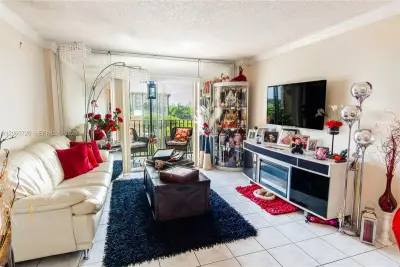 4717 NW 7th St #609-10, Miami: photo 1 of 11