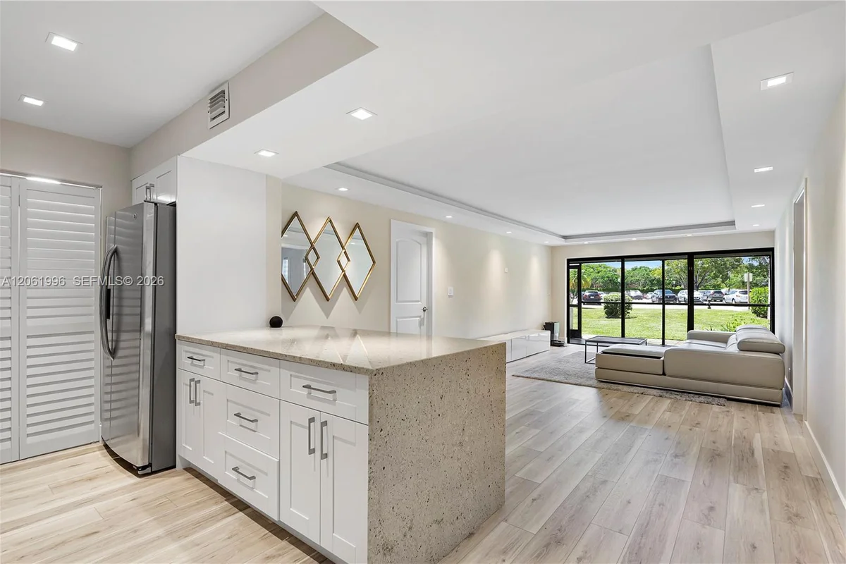 230 Lakeview Dr #106, Weston: photo 1 of 45