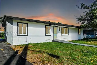 1749 SW 8th St, Homestead: photo 1 of 22