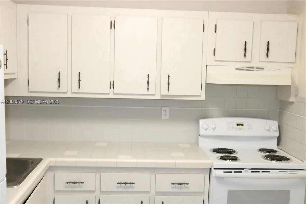 7825 Camino Real #J-111, Miami: photo 1 of 5