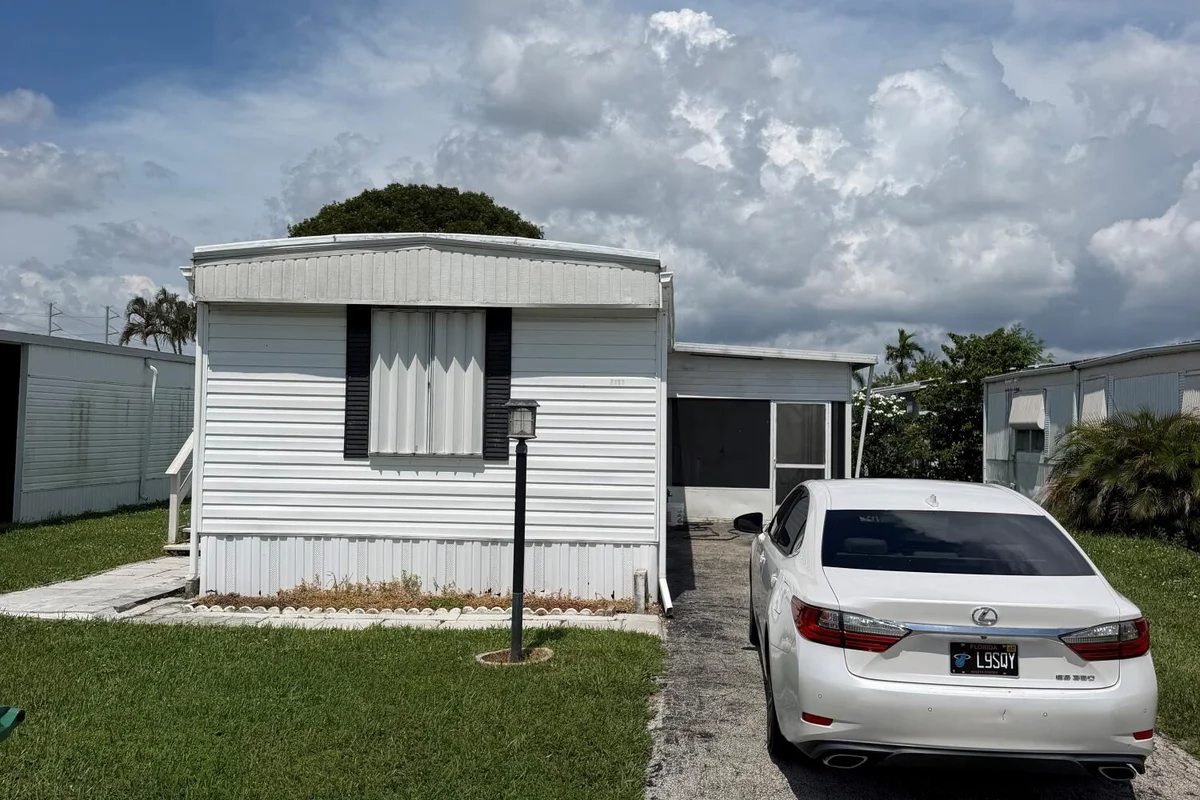5251 SW 22nd Ave, Dania Beach: photo 1 of 17