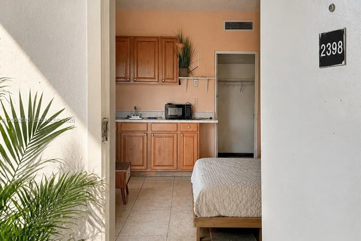 26 Diplomat Pkwy #2398, Hallandale Beach: photo 1 of 2