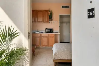 26 Diplomat Pkwy #2398, Hallandale Beach: photo 1 of 2