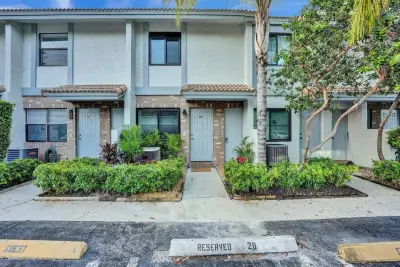 9845 Riverside Dr #8-28, Coral Springs: photo 1 of 26
