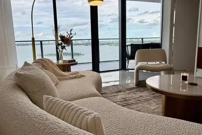 700 NE 24th St #2205, Miami: photo 1 of 12