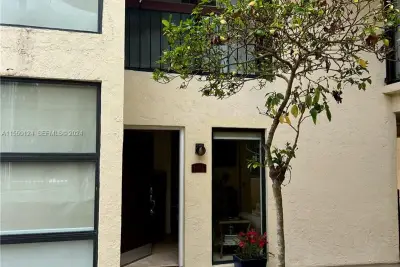 2430 Brickell Ave, Miami: photo 1 of 35