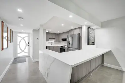 9410 N Hollybrook Lake Dr #201, Pembroke Pines: photo 1 of 43