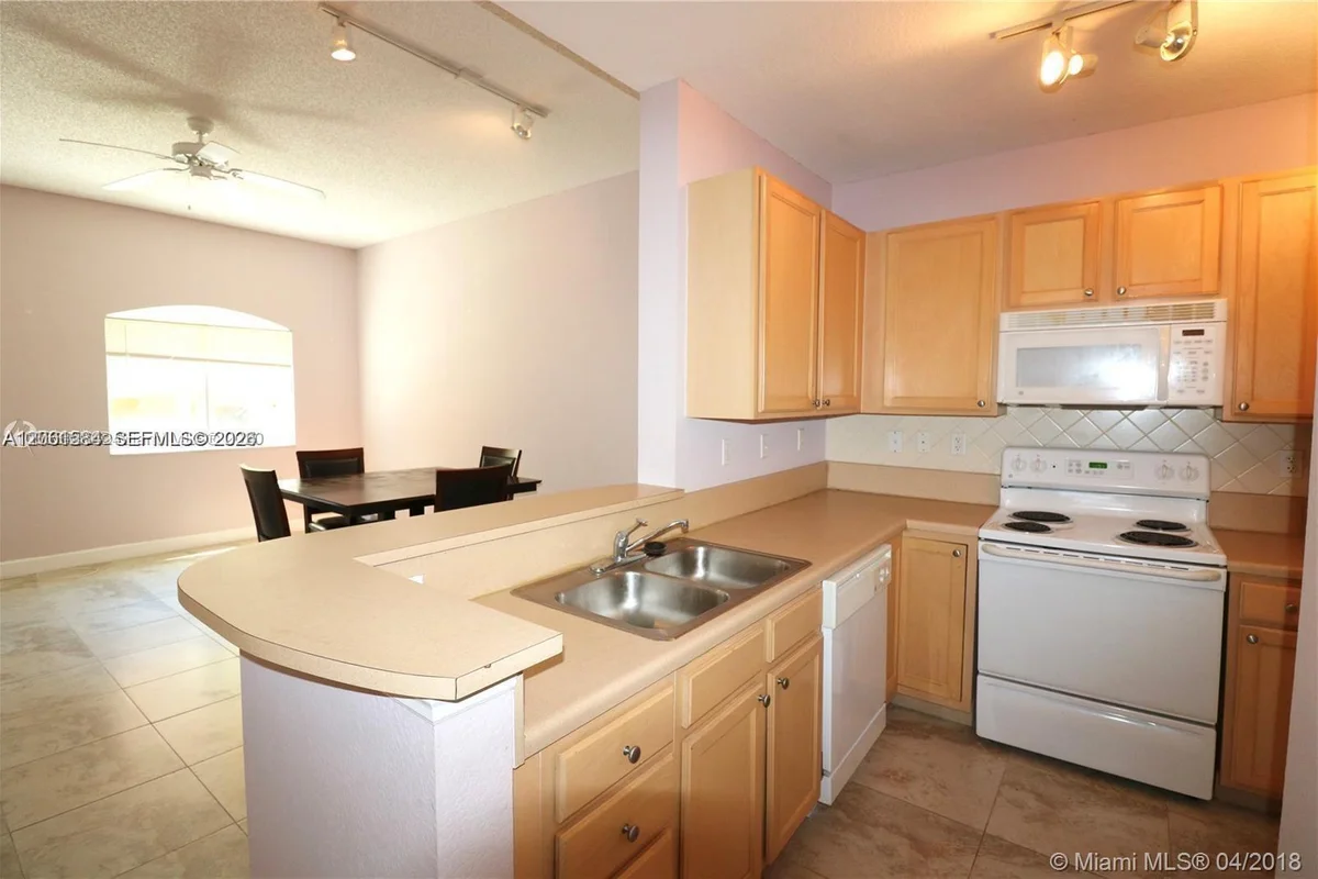 6001 SW 70th St #117, South Miami: photo 1 of 9