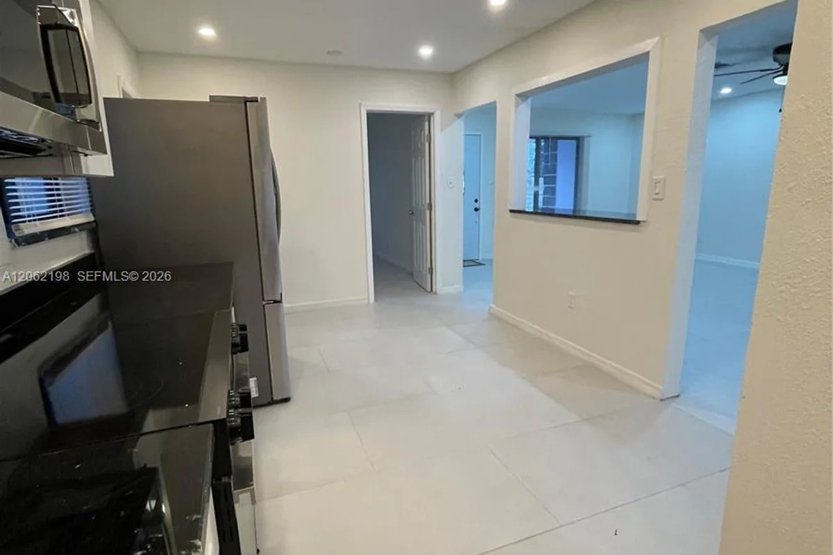 2514 NW 4th St, Pompano Beach: photo 1 of 24