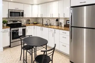 652 NW 3rd St #306, Miami: photo 1 of 7