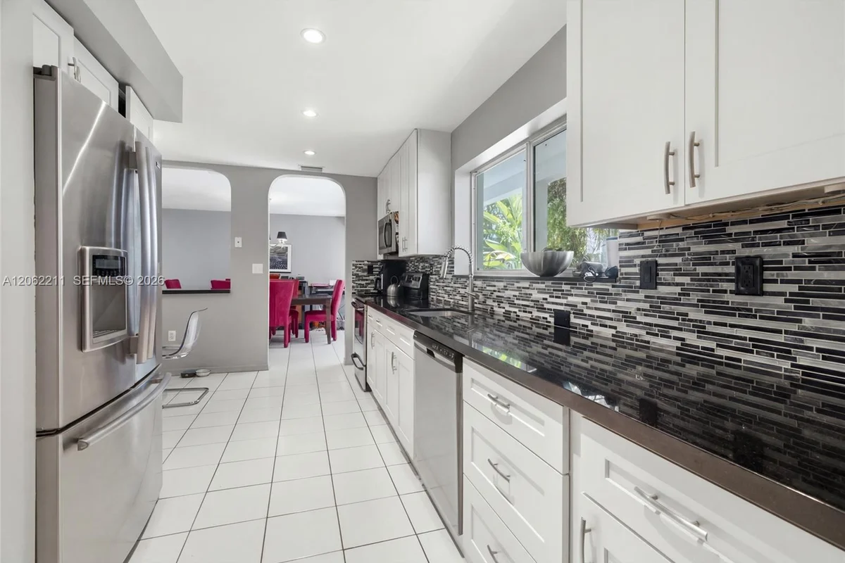 21221 NE 3rd Ct, Miami: photo 1 of 42