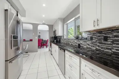 21221 NE 3rd Ct, Miami: photo 1 of 42