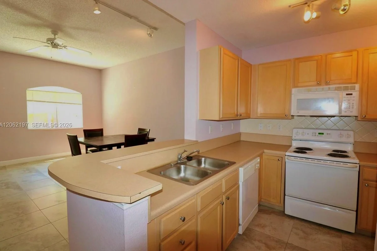 6001 SW 70th St #117, South Miami: photo 1 of 9