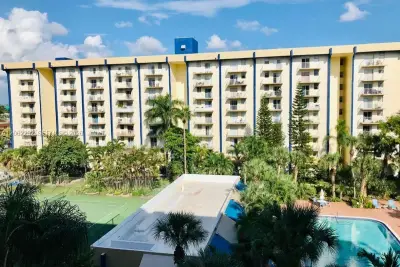 4550 NW 9th St #706E, Miami: photo 1 of 49