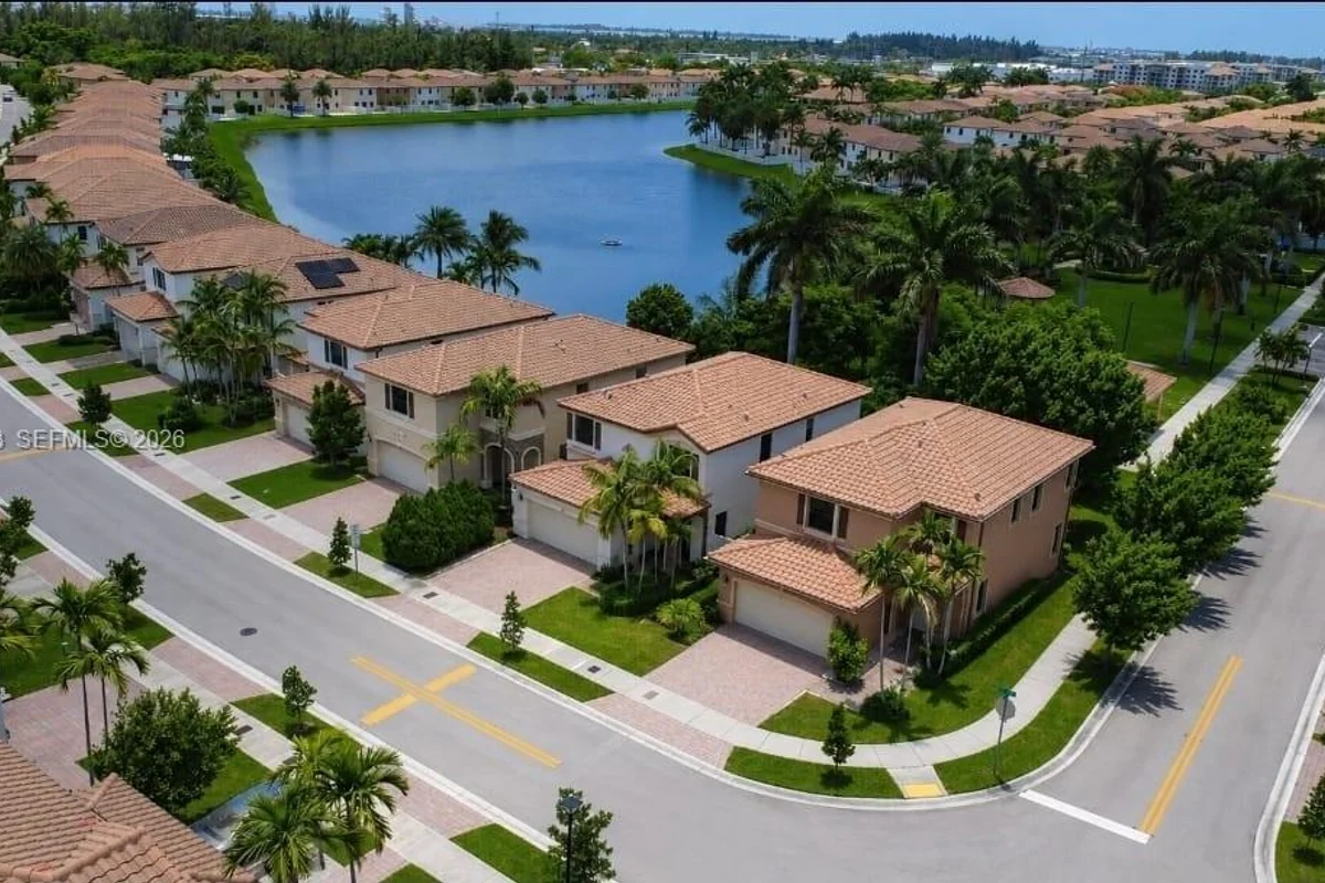 8890 W 33rd Ave, Hialeah: photo 1 of 38