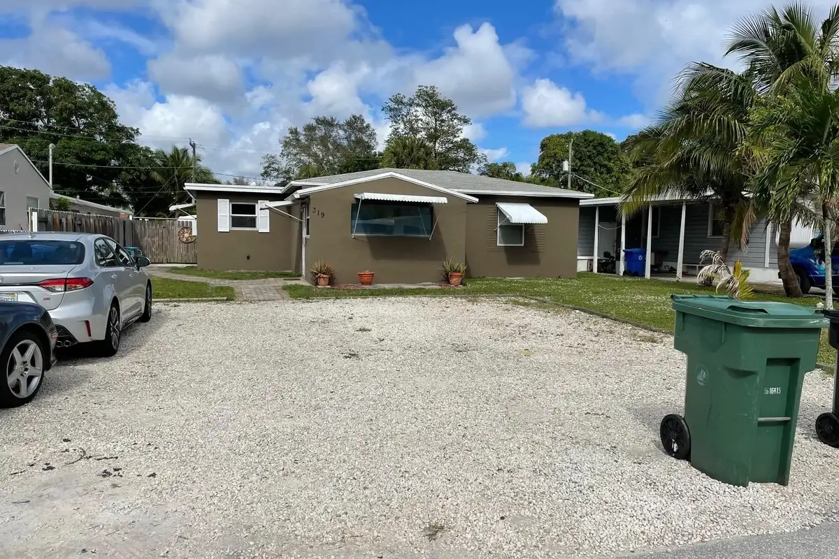319 SW 15th St, Fort Lauderdale: photo 1 of 16