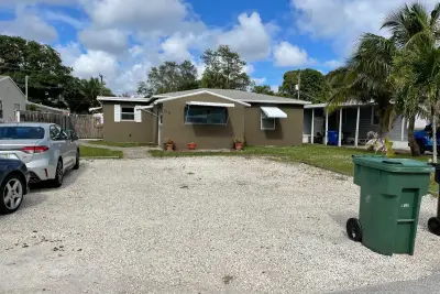 319 SW 15th St, Fort Lauderdale: photo 1 of 16