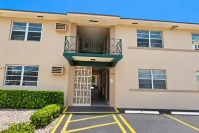 6430 W Flagler St #6, Miami: photo 1 of 14