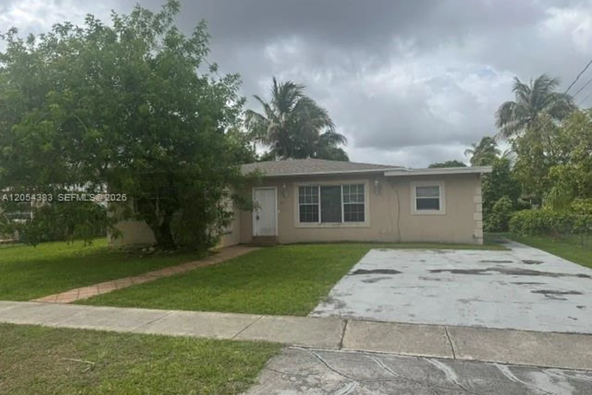 374 NE 171 St, North Miami Beach: photo 1 of 13