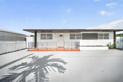 1055 NW 32nd Ct, Miami: photo 1 of 35
