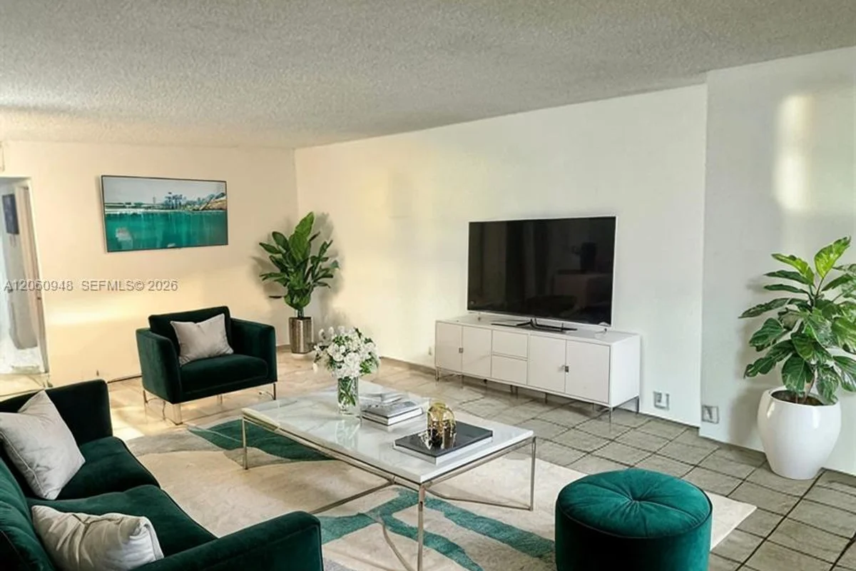 920 NE 199th St #309-3J, Miami: photo 1 of 20