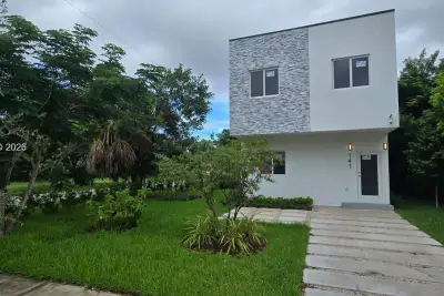 141 NW 11th St, Pompano Beach: photo 1 of 16
