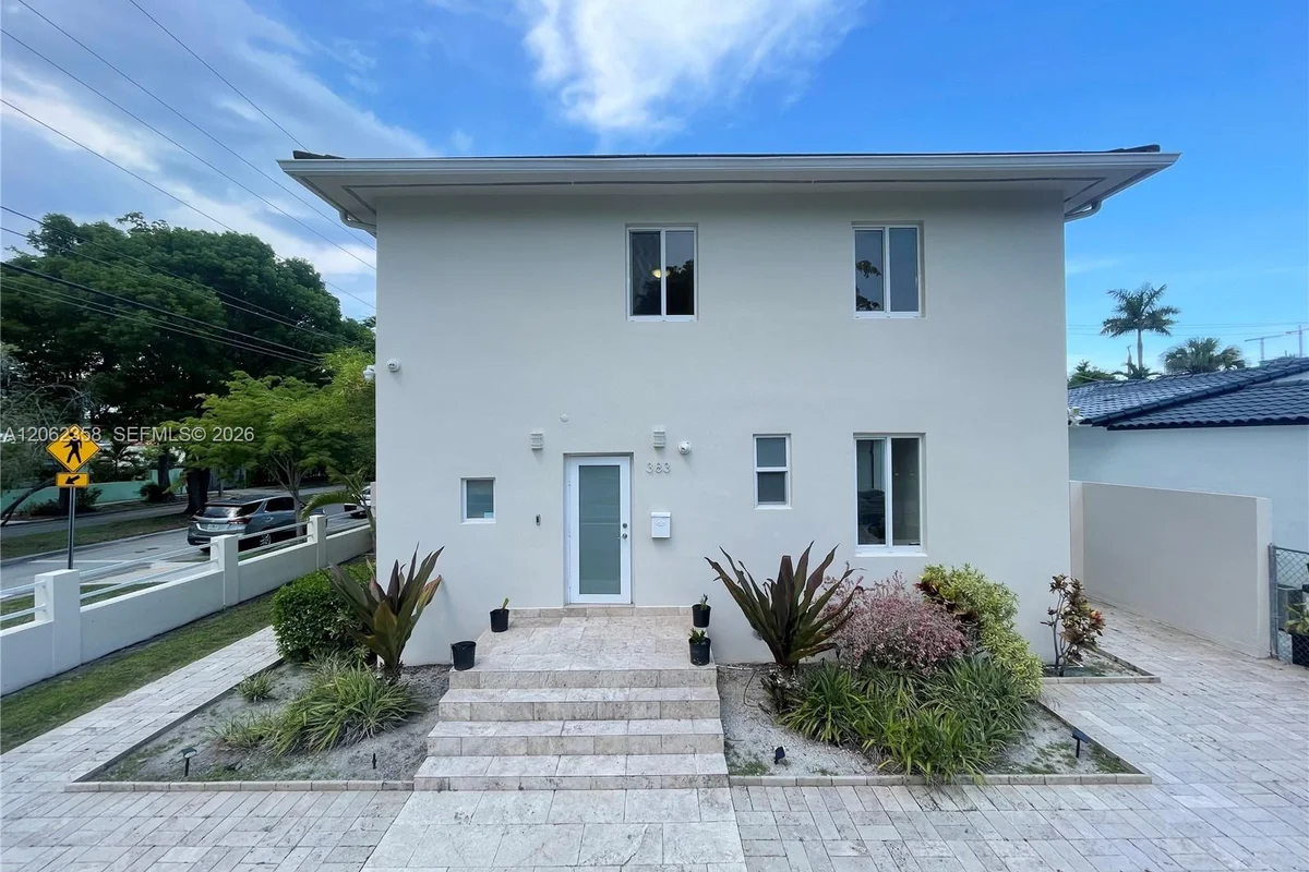 383 SW 25th Rd, Miami: photo 1 of 33
