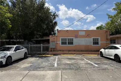 Home in Opa-locka: photo 1 of 16