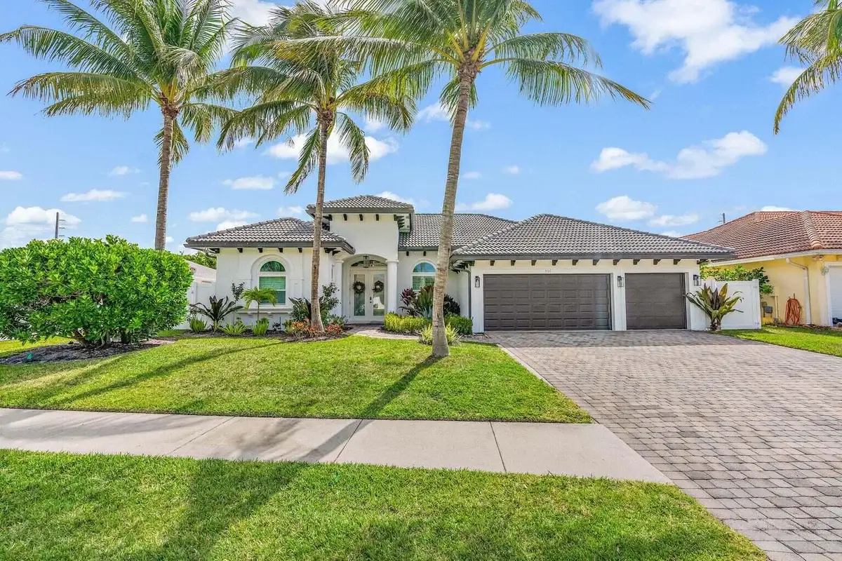 596 N Cypress Dr, Tequesta: photo 1 of 33