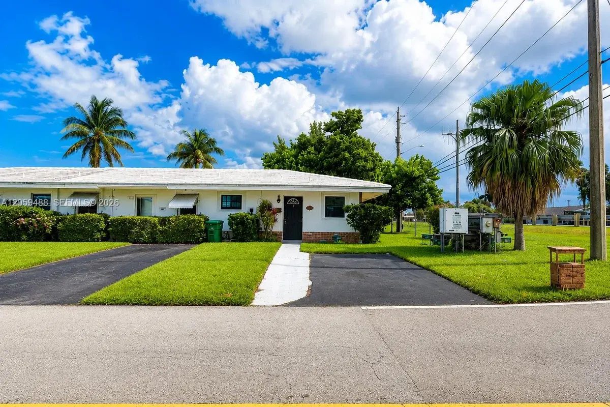 2401 NW 52nd St, Tamarac: photo 1 of 18
