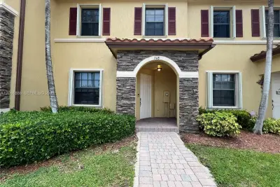 748 SE 32nd Ave, Homestead: photo 1 of 40