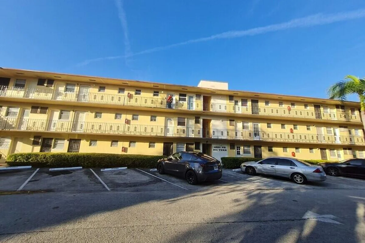 2820 NE 201st Ter #F106, Aventura: photo 1 of 12