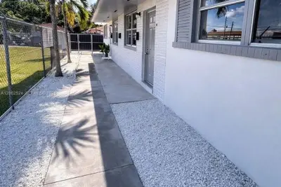 2931 NW 47th St #3, Miami: photo 1 of 8