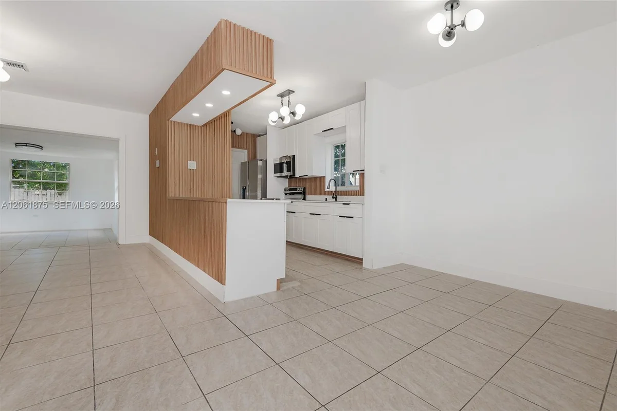 998 W 68th St, Hialeah: photo 1 of 33