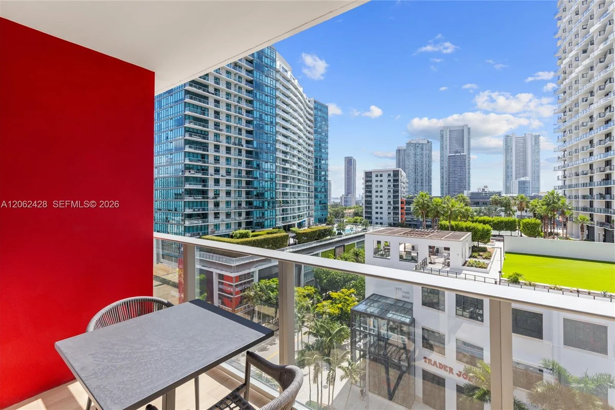 90 NE 32nd St #910, Miami: photo 1 of 17