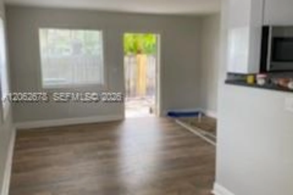35 NE 13th St #1, Fort Lauderdale: photo 1 of 24