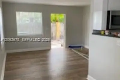 35 NE 13th St #1, Fort Lauderdale: photo 1 of 24