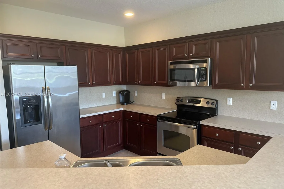 1015 NE 208th St, Miami: photo 1 of 29