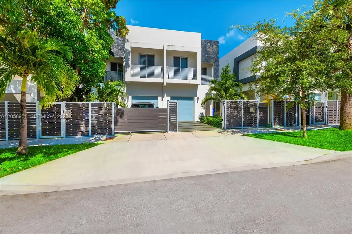 3067 Carter St, Miami: photo 1 of 32