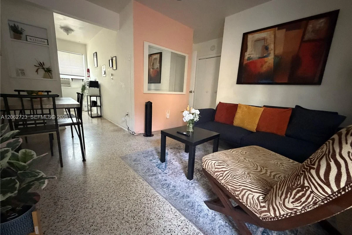 461 SW 6th St #3, Miami: photo 1 of 8