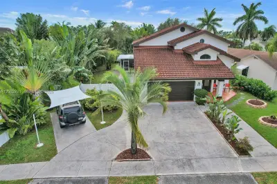 426 SE 5th St, Dania Beach: photo 1 of 53